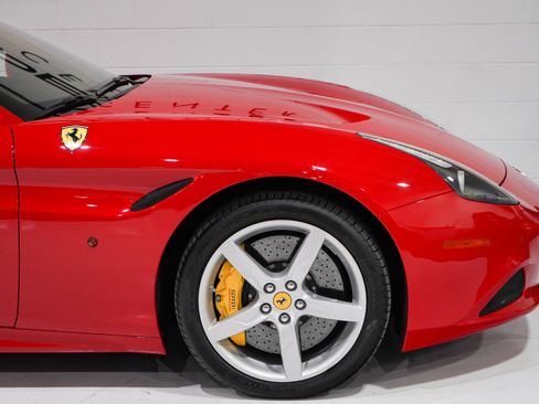 Used 2015 Ferrari California T RWD image 22