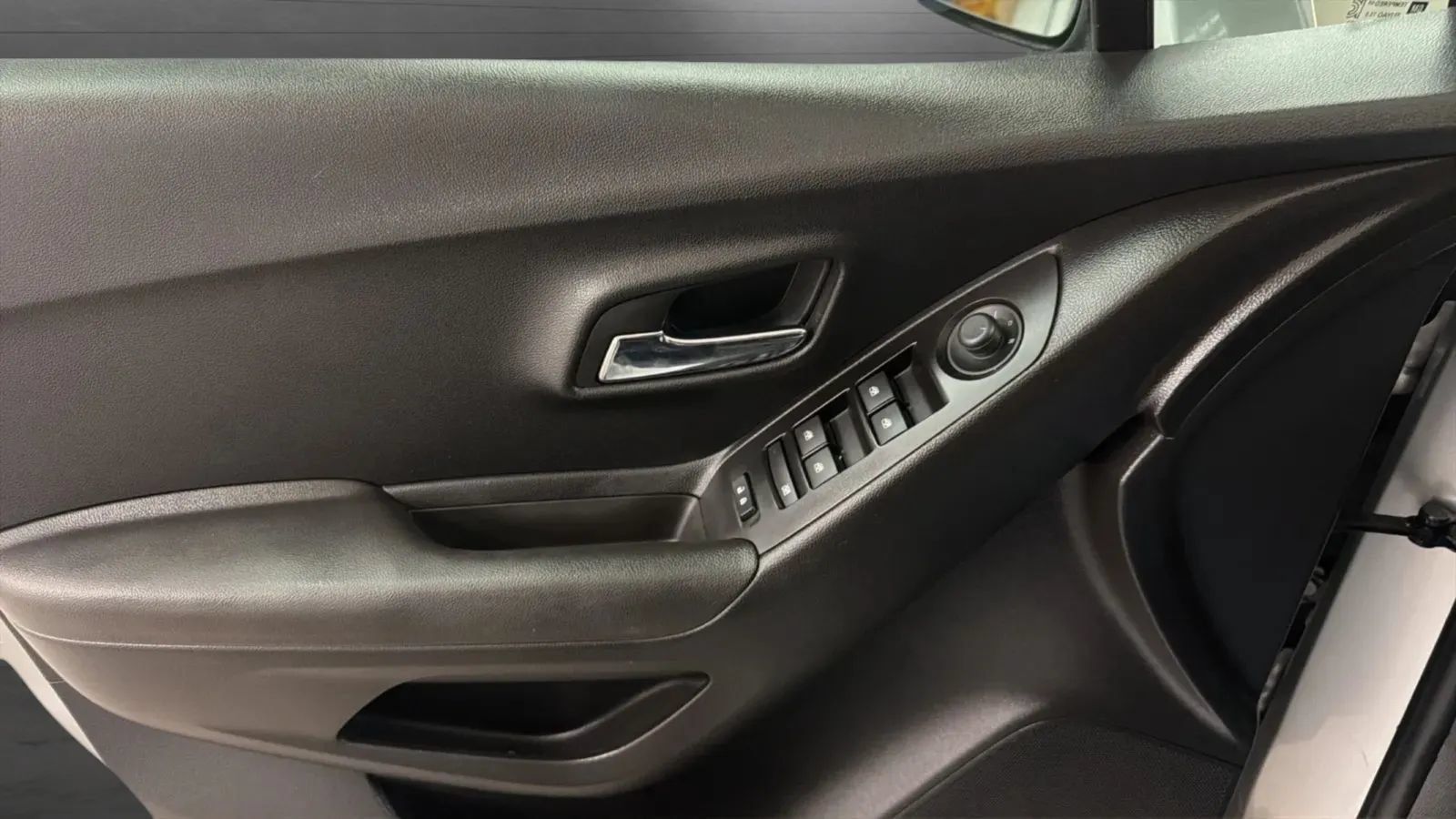 Used 2018 Chevrolet Trax LT w/ LT Convenience Package FWD image 17