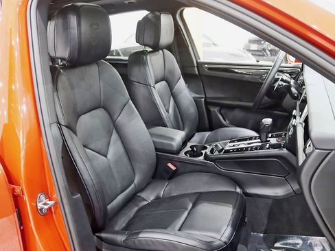 Used 2025 Porsche Macan image 27