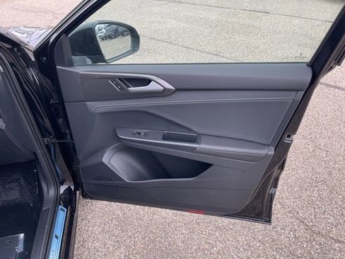 Used 2025 Volkswagen Taos SE image 15