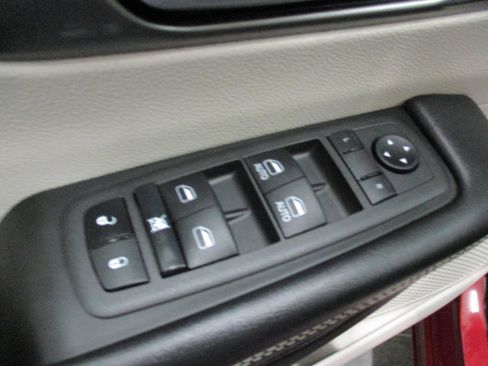 Used 2022 Chrysler Pacifica Touring-L image 18