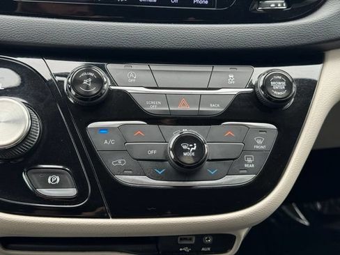 Used 2017 Chrysler Pacifica Touring FWD image 14