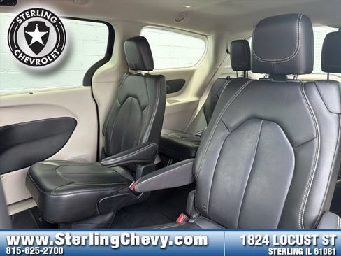 Used 2023 Chrysler Pacifica Touring-L FWD image 13