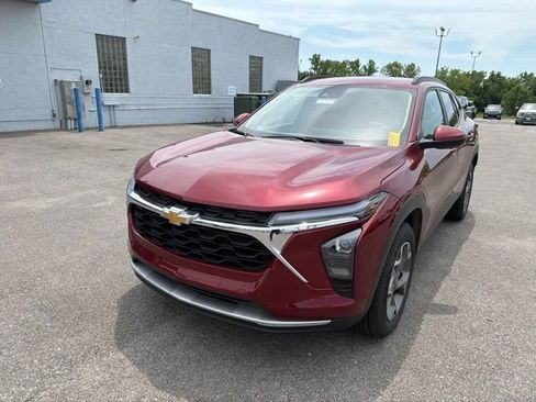 Used 2025 Chevrolet Trax LT FWD image 3