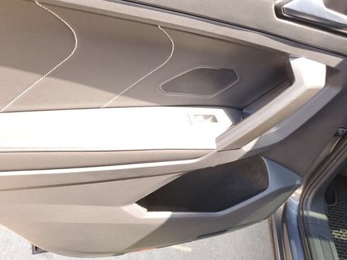 Used 2023 Volkswagen Tiguan SE w/ Panoramic Sunroof Package AWD/4WD image 17