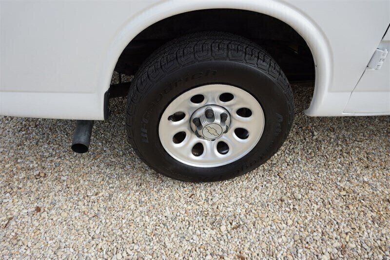 Used 2010 Chevrolet Express 1500 RWD image 30