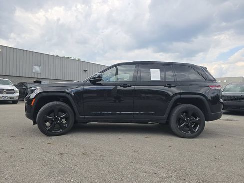 Used 2023 Jeep Grand Cherokee Altitude AWD/4WD image 11