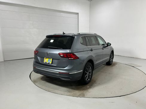 Used 2022 Volkswagen Tiguan SE AWD/4WD image 35