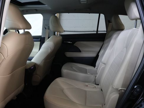 Used 2025 Toyota Highlander XLE FWD image 15