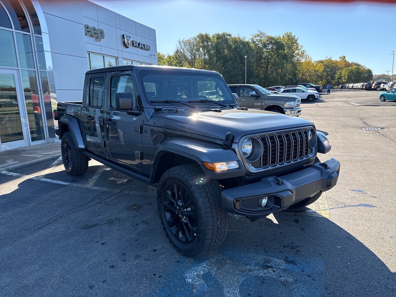 Used 2025 Jeep Gladiator Sport AWD/4WD image 7