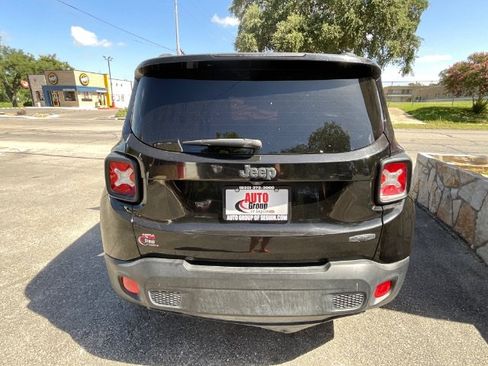 Used 2015 Jeep Renegade Latitude w/ Popular Equipment Group FWD image 5
