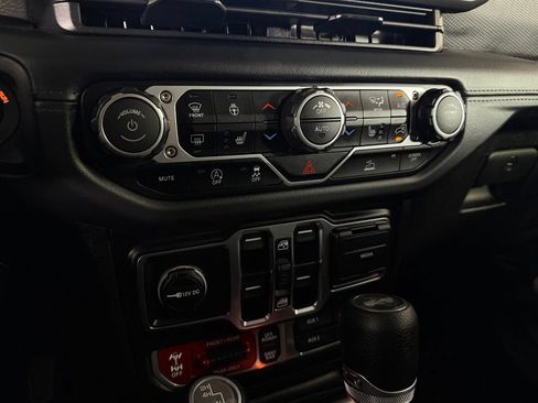 Certified 2025 Jeep Wrangler Unlimited Rubicon w/ Convenience Group AWD/4WD image 20