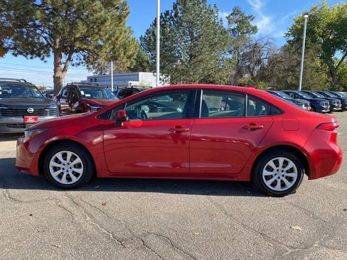 Used 2020 Toyota Corolla LE image 2