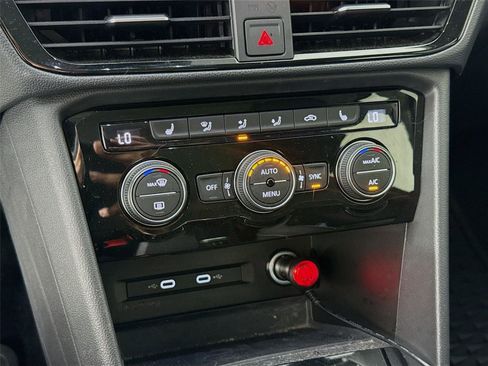 Used 2024 Volkswagen Taos SE w/ Panoramic Sunroof Package image 15