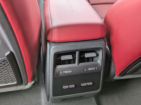 Certified 2025 Porsche Macan Electric image 26