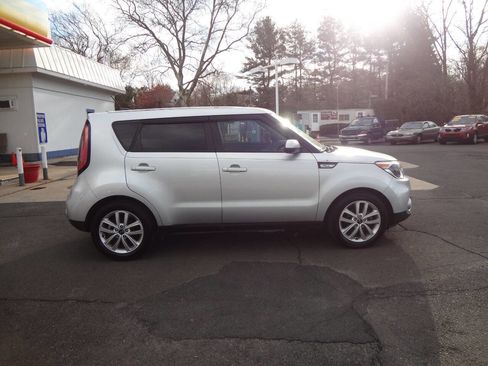 Used 2017 Kia Soul + image 5