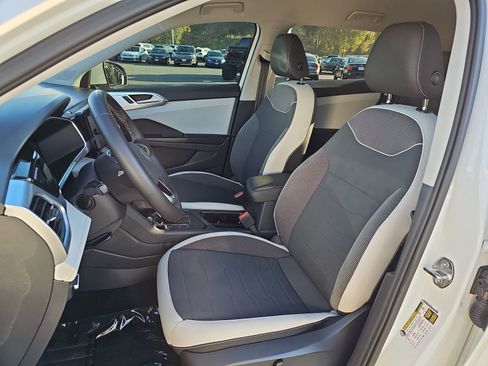 Certified 2025 Volkswagen Taos SE image 14