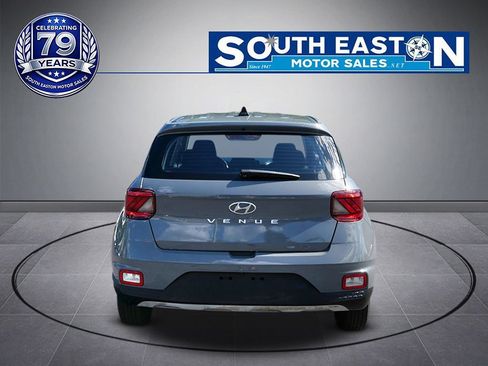 Used 2020 Hyundai Venue SE FWD image 4