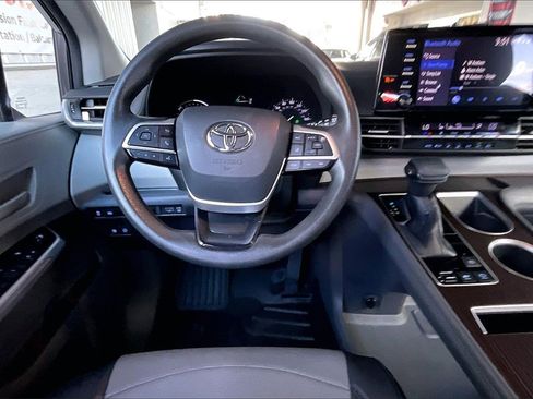 Used 2021 Toyota Sienna LE image 5