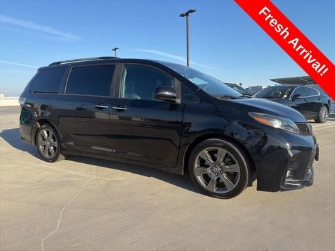 Used 2020 Toyota Sienna SE w/ SE Preferred Package image 1
