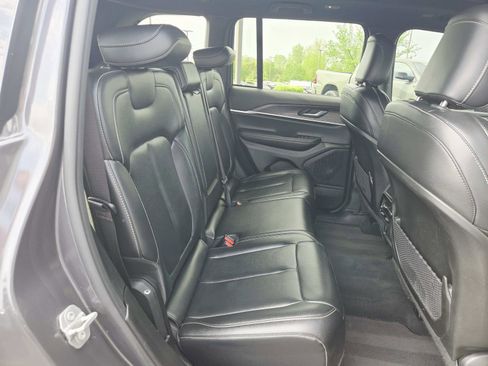 Used 2024 Jeep Grand Cherokee Limited w/ Black Appearance Package image 16