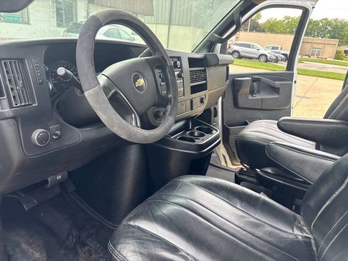 Used 2016 Chevrolet Express 2500 RWD image 9