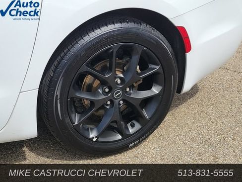 Used 2025 Chrysler Pacifica Limited FWD image 10