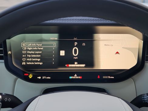 New 2025 Land Rover Range Rover Long Wheelbase SE image 16