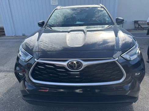 Used 2023 Toyota Highlander XLE image 2