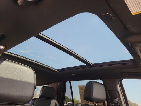 Used 2021 GMC Yukon Denali w/ Denali Premium Package image 16