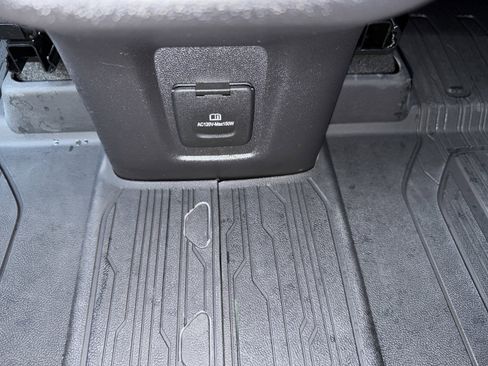 Used 2024 GMC Terrain SLT w/ Infotainment Package II image 25