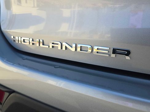 Used 2025 Toyota Highlander XLE FWD image 14