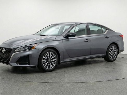 Used 2025 Nissan Altima 2.5 SV image 3