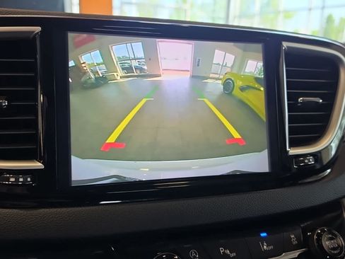 Used 2024 Chrysler Pacifica Touring-L FWD image 27