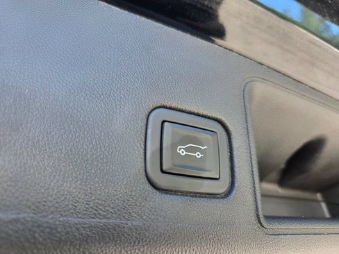 Used 2024 GMC Terrain SLT AWD/4WD image 17