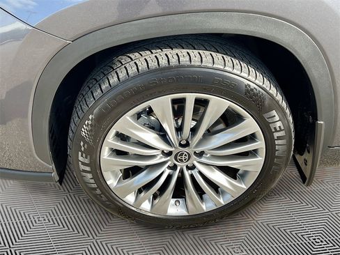 Used 2023 Toyota Highlander Platinum image 32