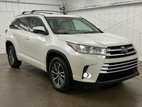 Used 2017 Toyota Highlander XLE FWD image 2