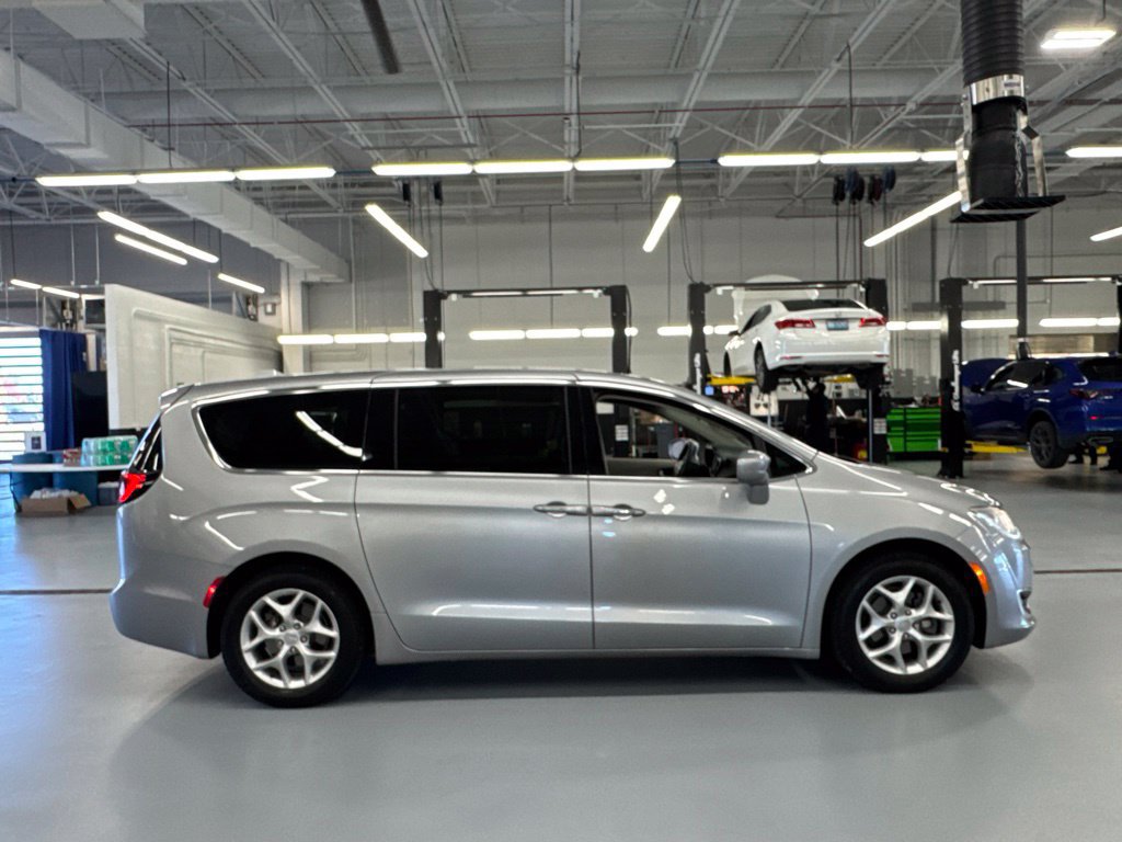 Used 2018 Chrysler Pacifica Touring Plus w/ Tire & Wheel Group FWD image 4
