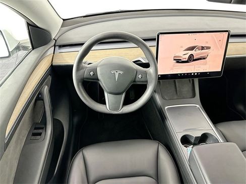 Used 2022 Tesla Model Y Long Range image 11