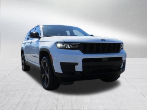 New 2025 Jeep Grand Cherokee L Altitude image 9