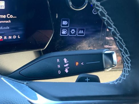 Used 2025 Chevrolet Traverse LT image 18