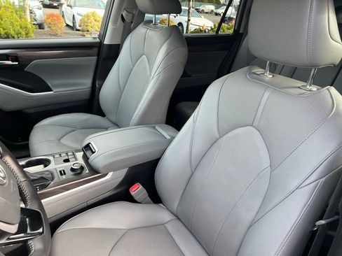 Used 2023 Toyota Highlander Limited image 13
