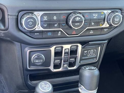Used 2024 Jeep Wrangler Unlimited Sahara AWD/4WD image 30
