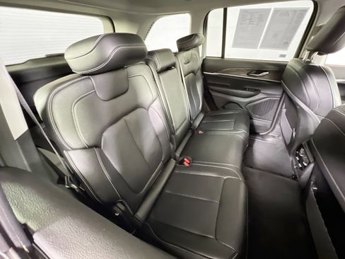 Used 2023 Jeep Grand Cherokee Limited image 23