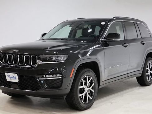 Used 2023 Jeep Grand Cherokee Limited w/ Luxury Tech Group II AWD/4WD image 3