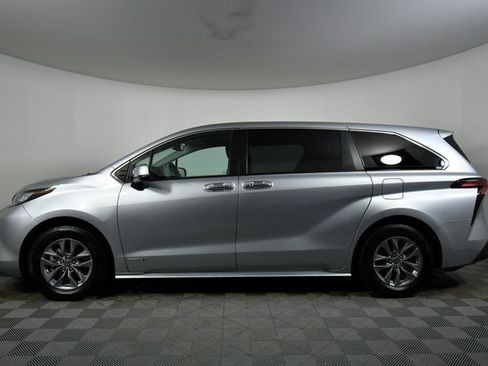 Used 2021 Toyota Sienna XLE image 16