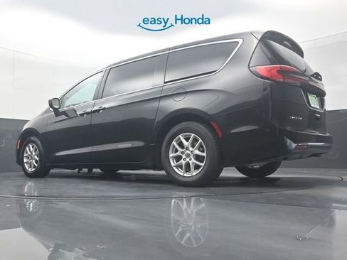 Used 2023 Chrysler Pacifica Touring-L FWD image 31