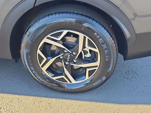 Used 2024 Kia Sportage LX image 11