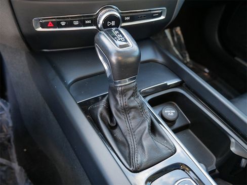 Used 2019 Volvo S60 T6 Momentum w/ Premium Package image 21