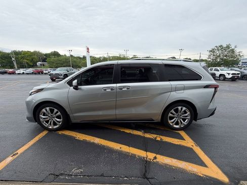 Used 2024 Toyota Sienna Platinum FWD image 8